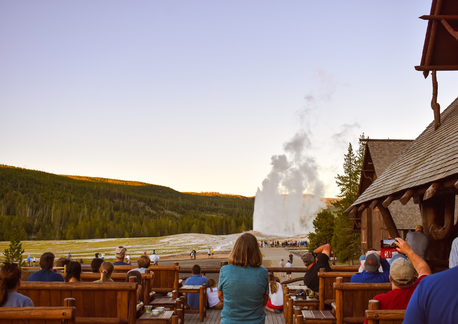 what-s-it-like-to-stay-at-old-faithful-inn-is-it-worth-it